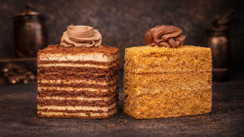 Medovik și Spartak – Două prăjituri fine care transformă fiecare zi într-o sărbătoare